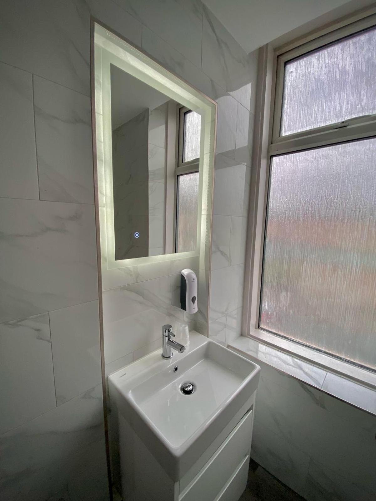 Holtwhites Hotel Enfield Ngoại thất bức ảnh